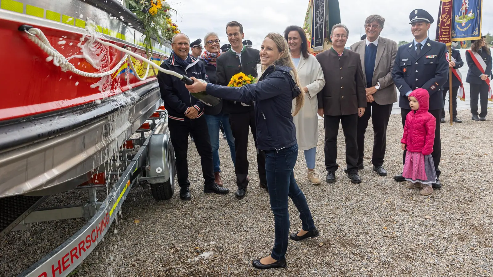 Taufpatin Martina Pleyer (vorne Mitte) vollzog am 23. September die Bootstaufe.  (Foto: Landratsamt Starnberg)