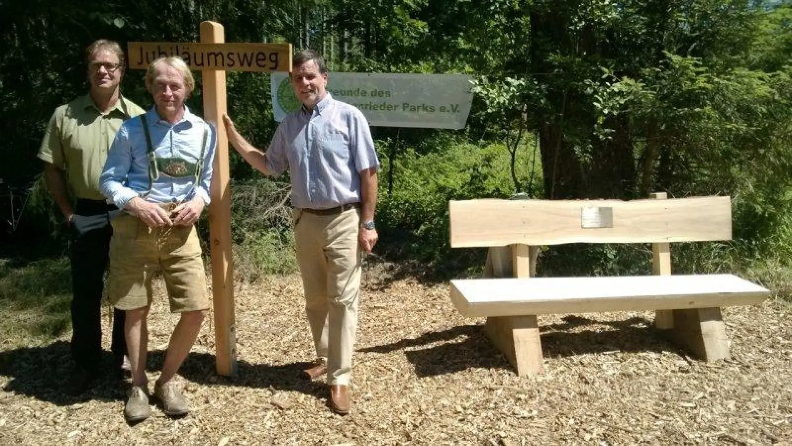 Freuen sich über den Jubiläumsweg und die Bank (von links): Max Bösl und Jaques And. Volland, beide von den Freunden des Forstenrieder Parks, sowie Wilhelm Seerieder, Betriebsleiter Forstbetrieb München der bayerischen Staatsforsten. (Foto: FFP-jav)