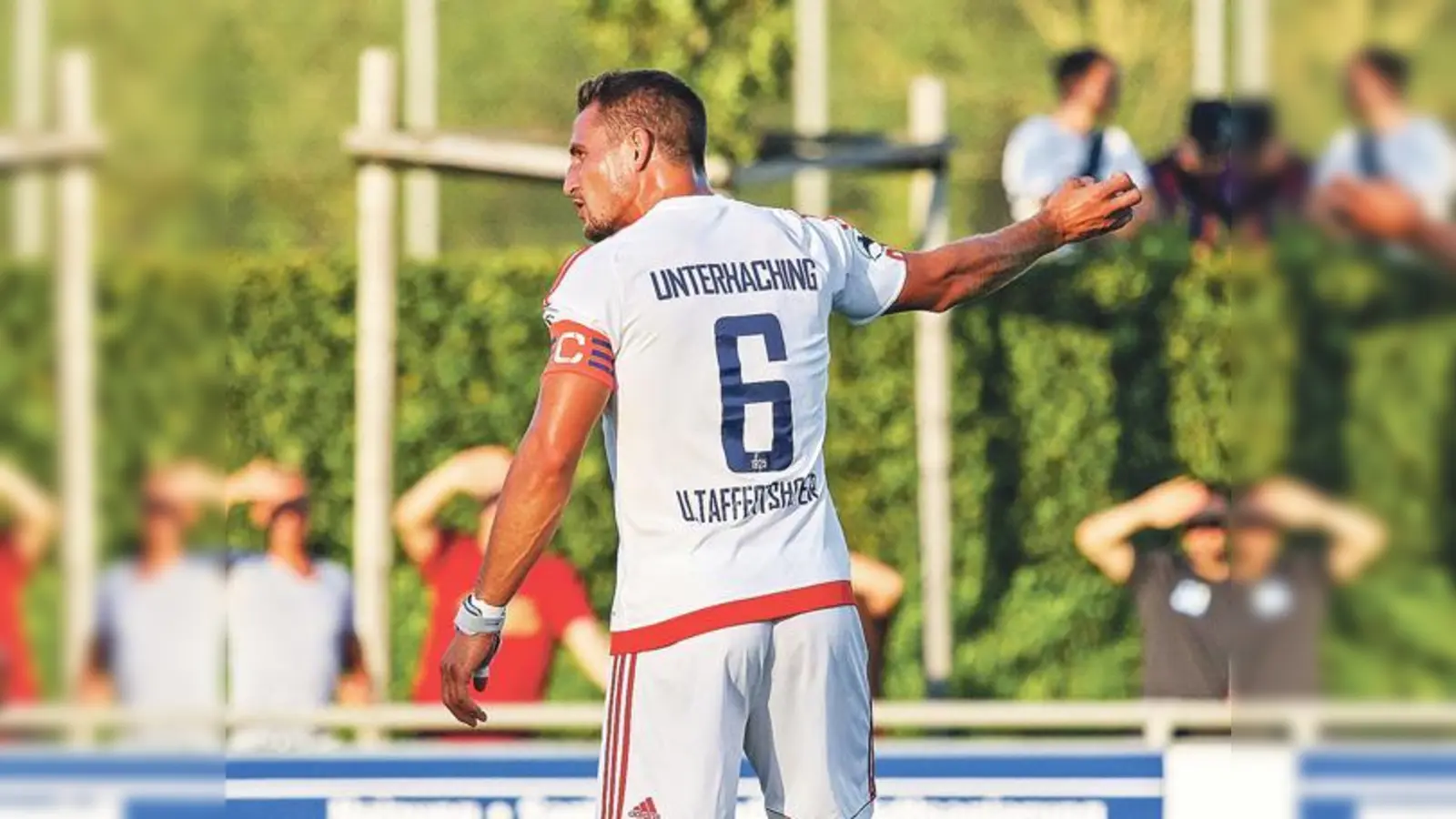 Ein folgenschwerer Fehler: Hachings Rechtsverteidiger Ulrich Taffertshofer hatte vor dem  Osnabrücker Führungstreffer den Ball verloren.	 (Foto: Christian Riedel)