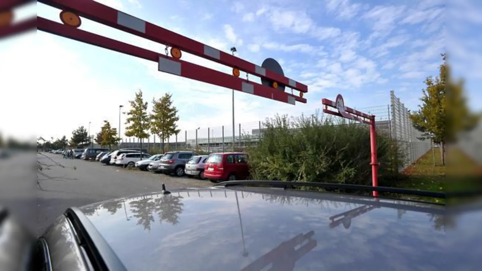 Der Parkplatz am Riemer See, platzt aus allen Nähten. Mit zusätzlichen neuen Flächen soll das Problem behoben werden.  	 (Foto: Claus Schunk)