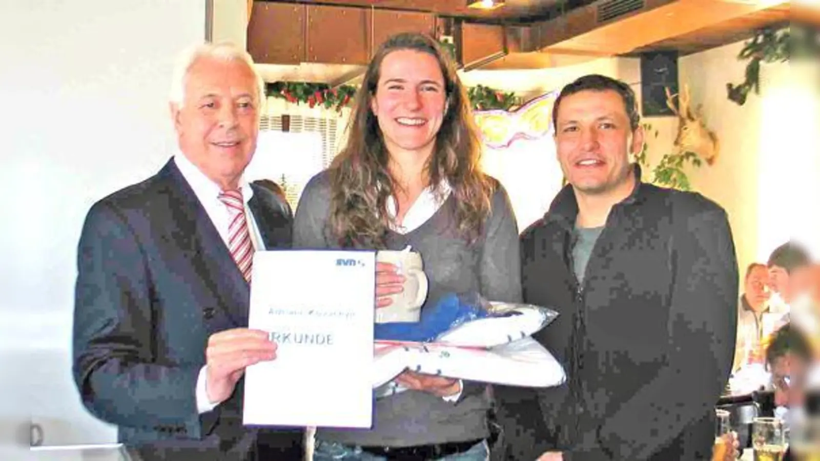 Norbert Kreitl (li.) mit  Adriane Kovacevic und stv. Budo-Abteilungsleiter Thomas Eichinger beim SVN-Neujahrsempfang.	 (Foto: aha)