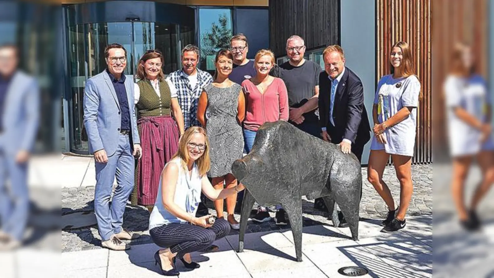 Stehend von links: Christian Salberg, Ruth Mühlberger, Himo Al-Kass, Jessica Kropp, Jan Ostmann, Martha Golombek, Daniel Hitzke, Landrat Robert Niedergesäß, Anna-Lena Seidl und in der Mitte vorne Kerstin Meyer.  	 (Foto: LRA Ebersberg)
