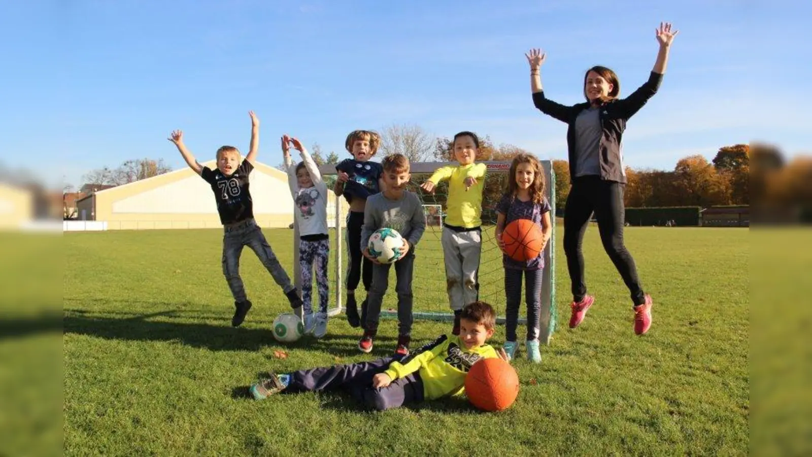 Die Kinder und Claudia Schalling freuen sich über die neue Mittagsbetreuung mit Sportangebot. (Foto: Grundschule)