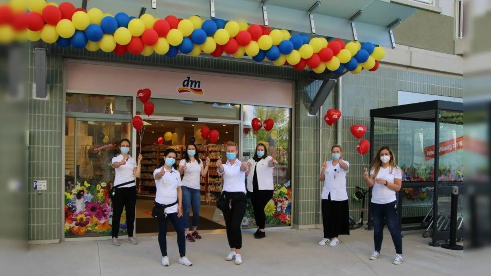 Das Team des dm-drogerie marktes in der Tübinger Straße 3e freut sich auf die Kunden (von links): Vera Bardola, Deep Mala Sahrai, Virginia Flohr, Filialleiterin Fadila Cerovac, Branka Kuser, Amela Marschner und Maja Hajder. (Foto: sb)