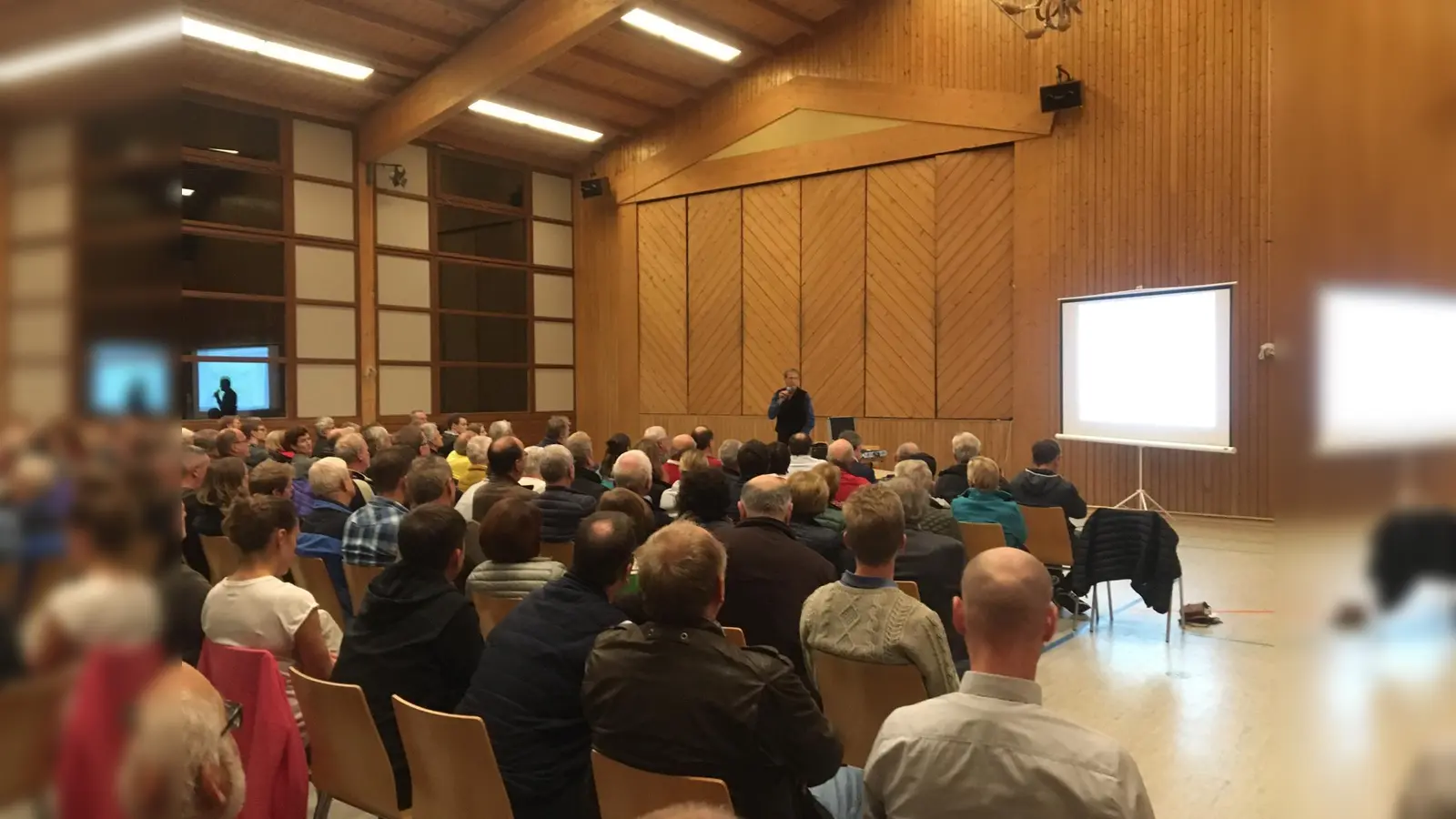 „100 Prozent Erneuerbare sind möglich und notwendig!" konstatierte Referent Hans Urban. (Foto: Energieagentur Ebersberg-München gGmbH)