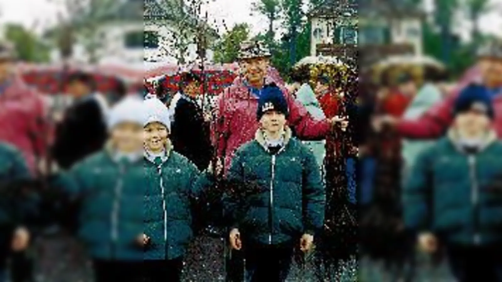 Glück gehabt hatten die beiden Nachwuchsgärtner. Sie ergatterten die letzen beiden Faulbäume.	 (Foto: pp)