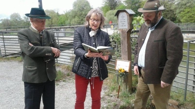 Andreas Binder, Klaus Menk (Vorsitzender des Flößer-Kulturvereins) und Vorstandsmitglied Helga Lauterbach beim Anbringen des Marterls an der Brücke. (Foto: Verein)