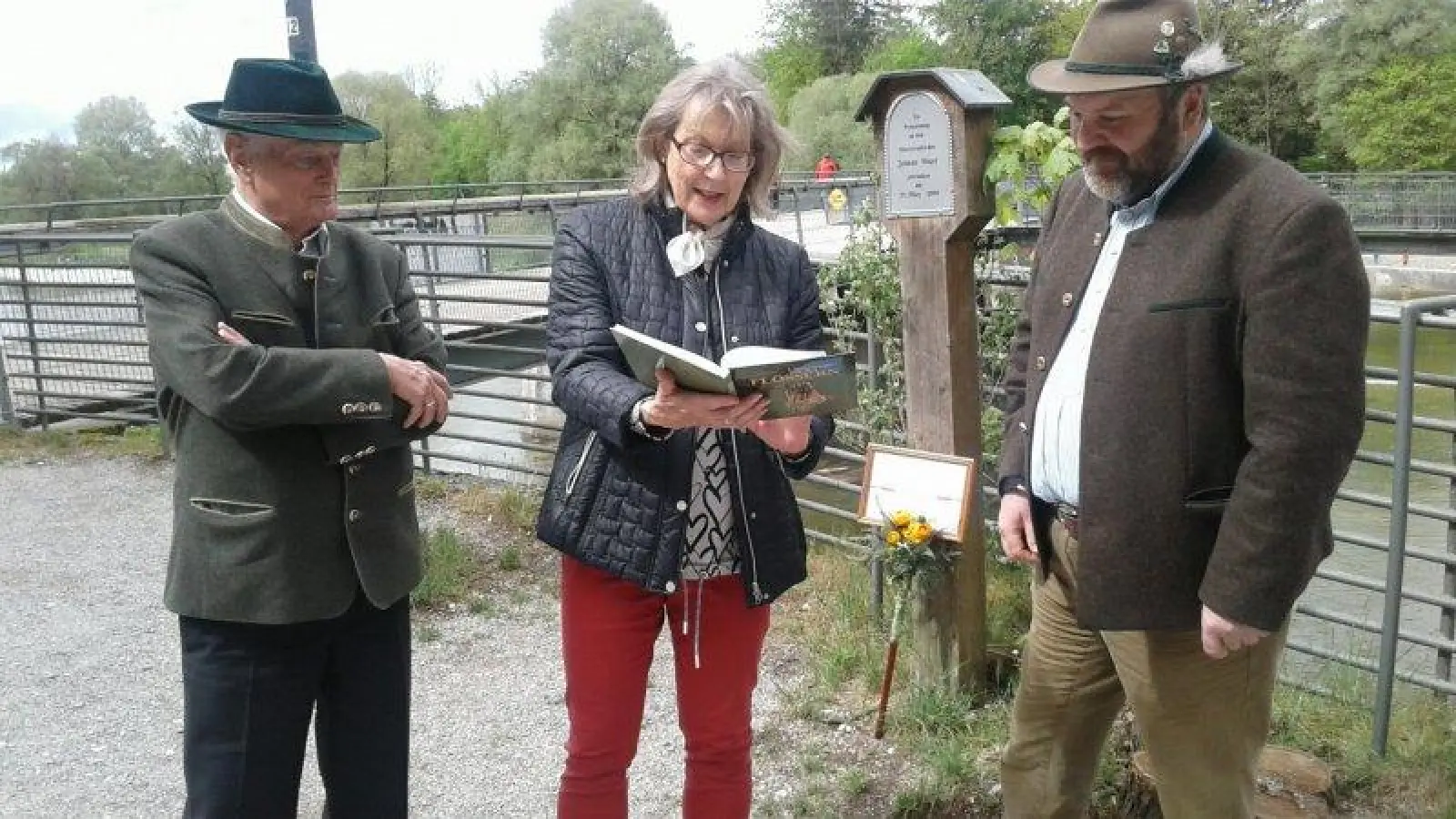 Andreas Binder, Klaus Menk (Vorsitzender des Flößer-Kulturvereins) und Vorstandsmitglied Helga Lauterbach beim Anbringen des Marterls an der Brücke. (Foto: Verein)