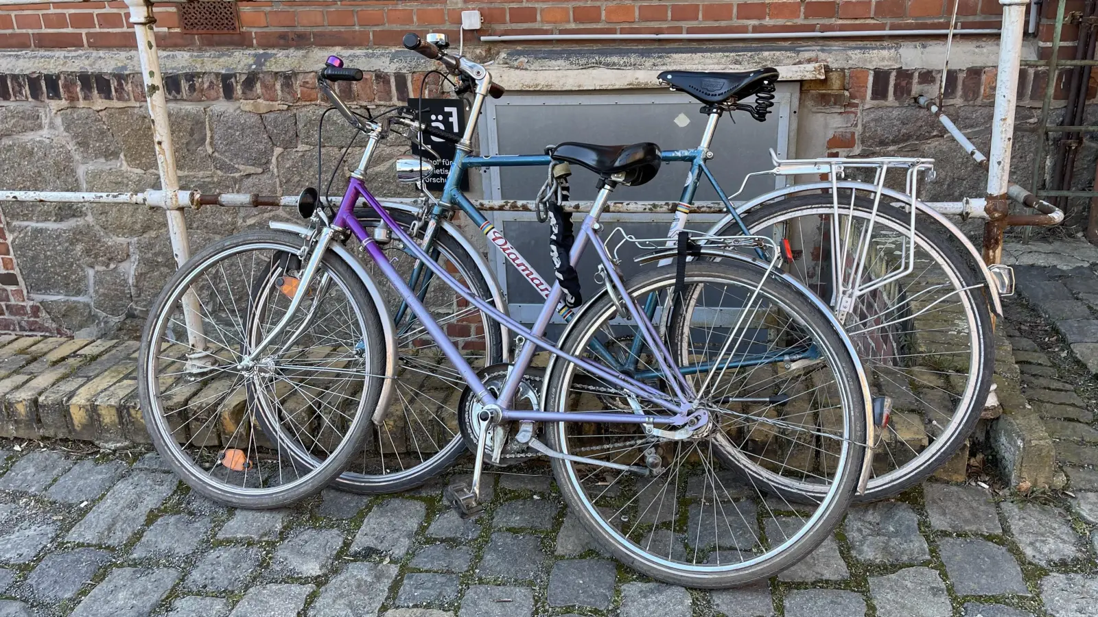 Das Ordnungsamt von Holzkirchen markiert ab dem 27. November scheinbar herrenlose Fahrräder am Bahnhof. (F: hw)