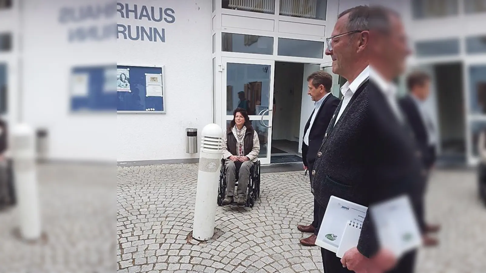 Sigrid Karl, Bürgermeister Klaus Korneder und Werner Seibold vor dem Bürgerhaus Grasbrunn	 (Foto: privat)