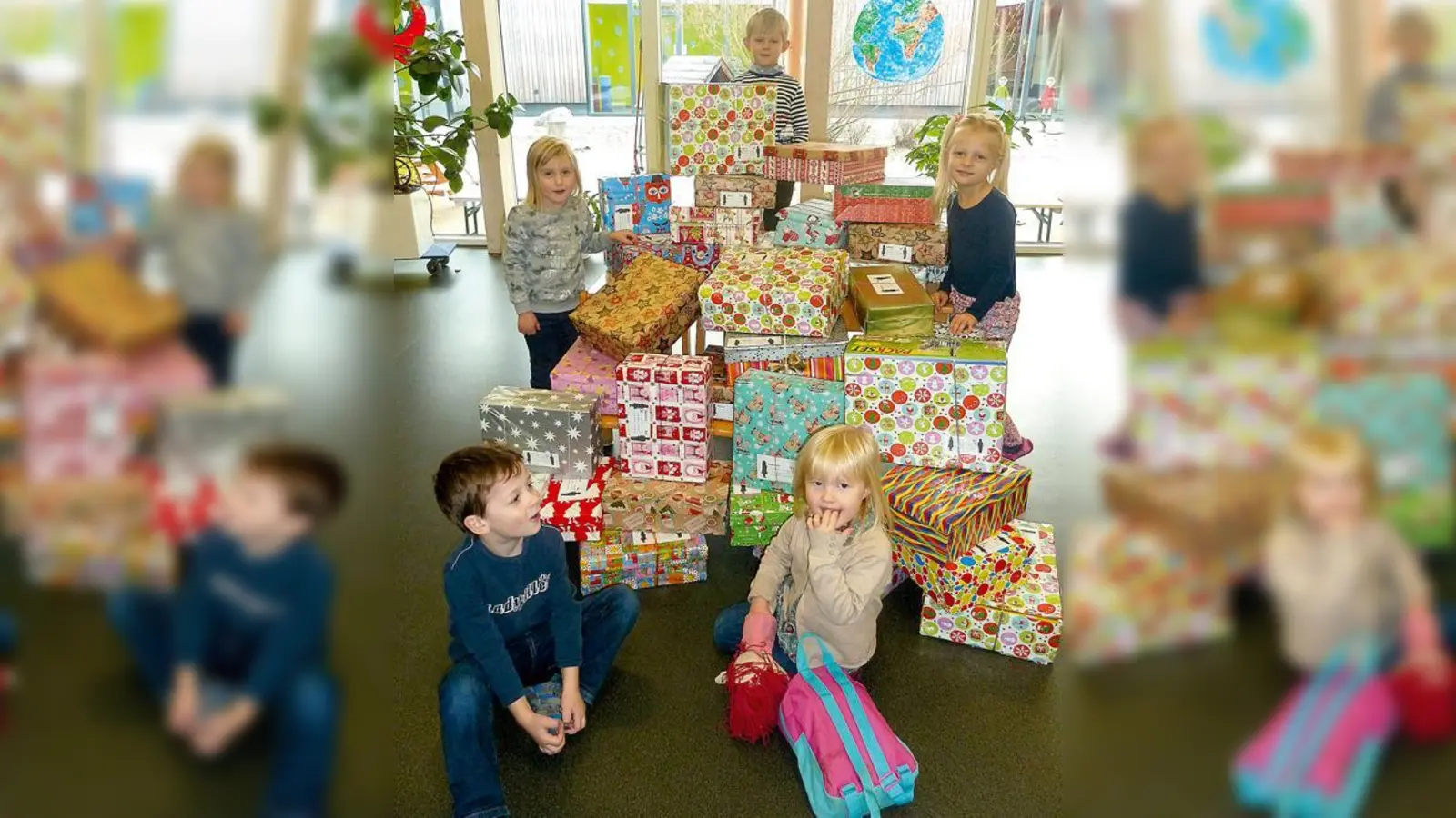 Stolz zeigen einige Kindergartenkinder die 35 Pakete, die für Kinder in Not gepackt worden sind.	 (Foto: privat)