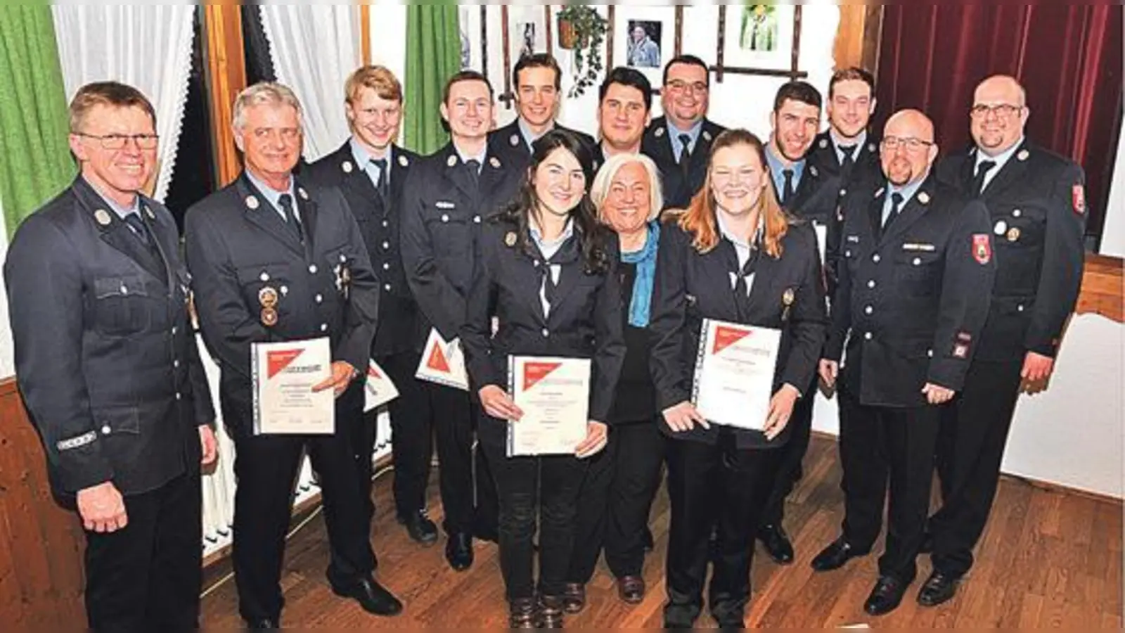 Die Geehrten und Beförderten mit Bürgermeisterin Barbara Bogner, Kommandant Michael Guggemoos und dem FFW-Vorstand Wilibald Gradl.  	 (Foto: FFW)