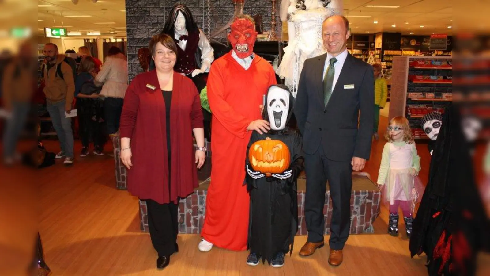 Der Sieger des Kürbisschnitzwettbewerbs an Halloween, Nabil Albrecht, zusammen mit seinem Vater Marcus Lachera (2.v.l.) sowie Martina Keller, Leiterin der Spielwarenabteilung der Galeria Kaufhof am Rotkreuzplatz, und Christian Lüttin (re.), Geschäftsführer der Galeria Kaufhof am Rotkreuzplatz. (Foto: sb)