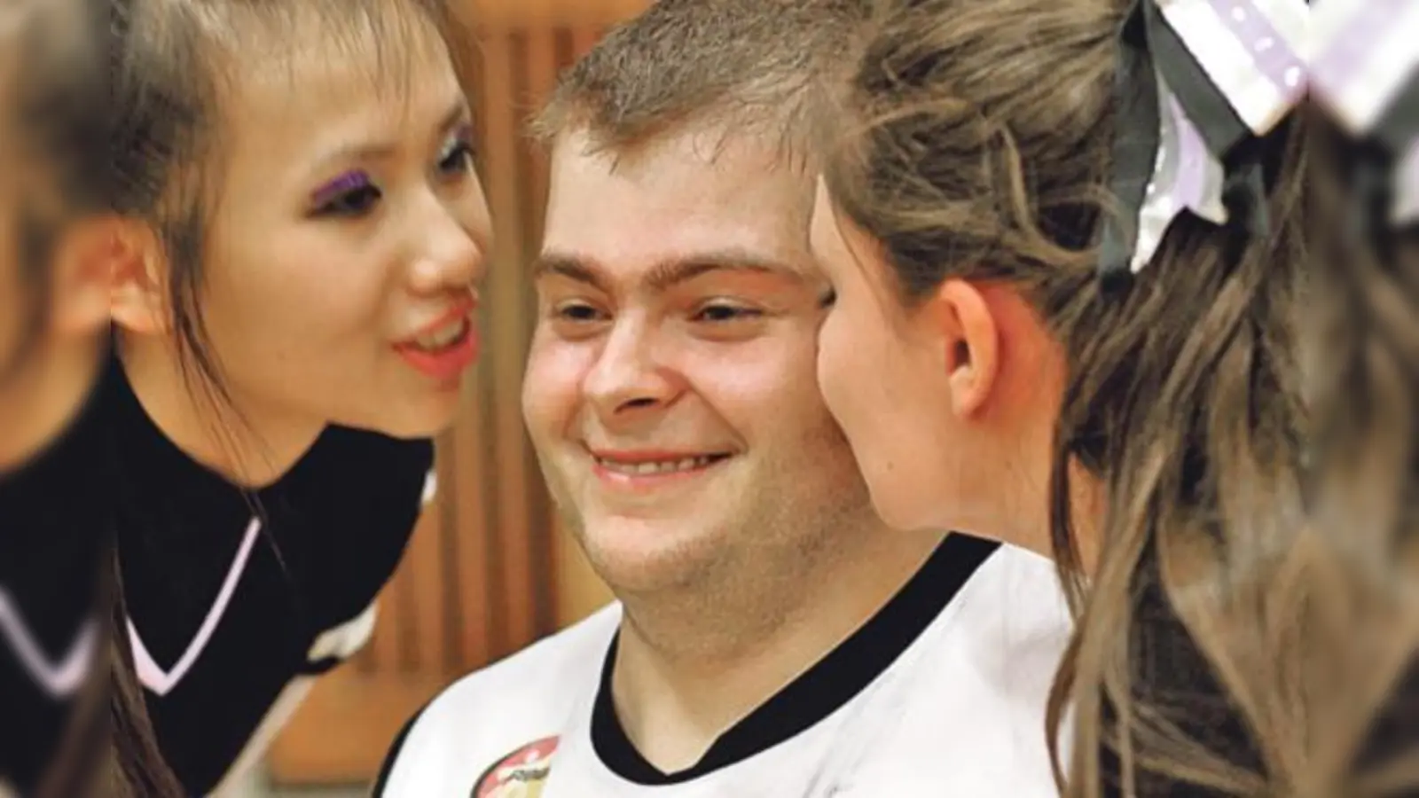 Erstmals konnten Zuschauer den Spieler des Tages wählen: Dominik Brandl freut sich über die Auszeichnung  und Küsschen von Cheerleadern.  (Foto: Christine Linnig)