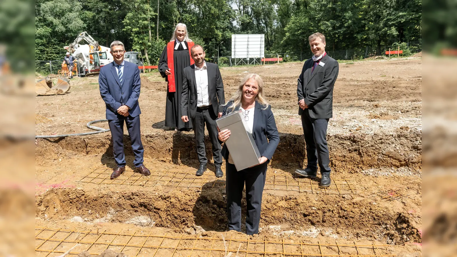 Beim Spatenstich mit Frank Sievert, Karen Lesser-Wintges, Dr. Matthias Heidler, Gudrun Tischner-Remington und Gabor Roll (von links).  (Foto: Augustinum / Christian Topp)