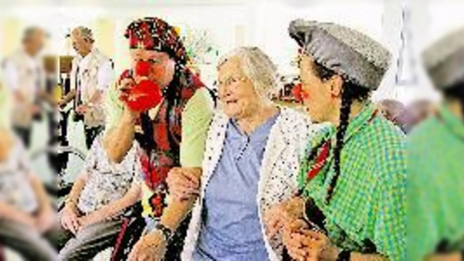 Heimbewohnerin Margarete Buchwald hat Spaß mit den KlinikClowns.  (Foto: Schwarz-Mehrens)