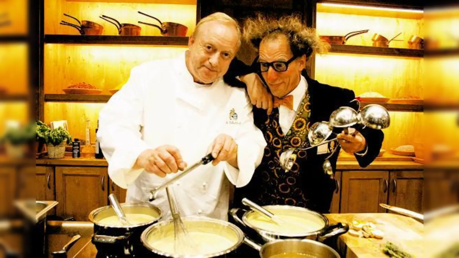 Da schaut Showassistent Daniello (r.), wie Alfons Schuhbeck bei der Präsentation des teatro-Menüs für den perfekten Geschmack sorgt.	 (Foto: ms)