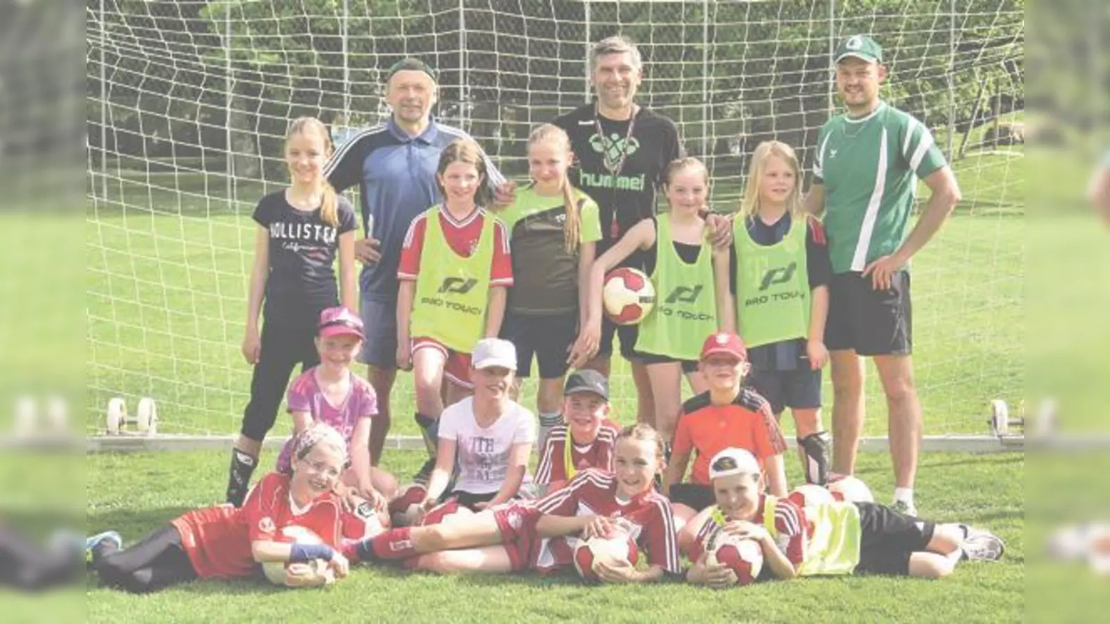 Uwo Wolf (m.) stattete den Mädchen vom TSV Grünwald einen Überraschungsbesuch ab. 	 (Foto: TSV Grünwald)