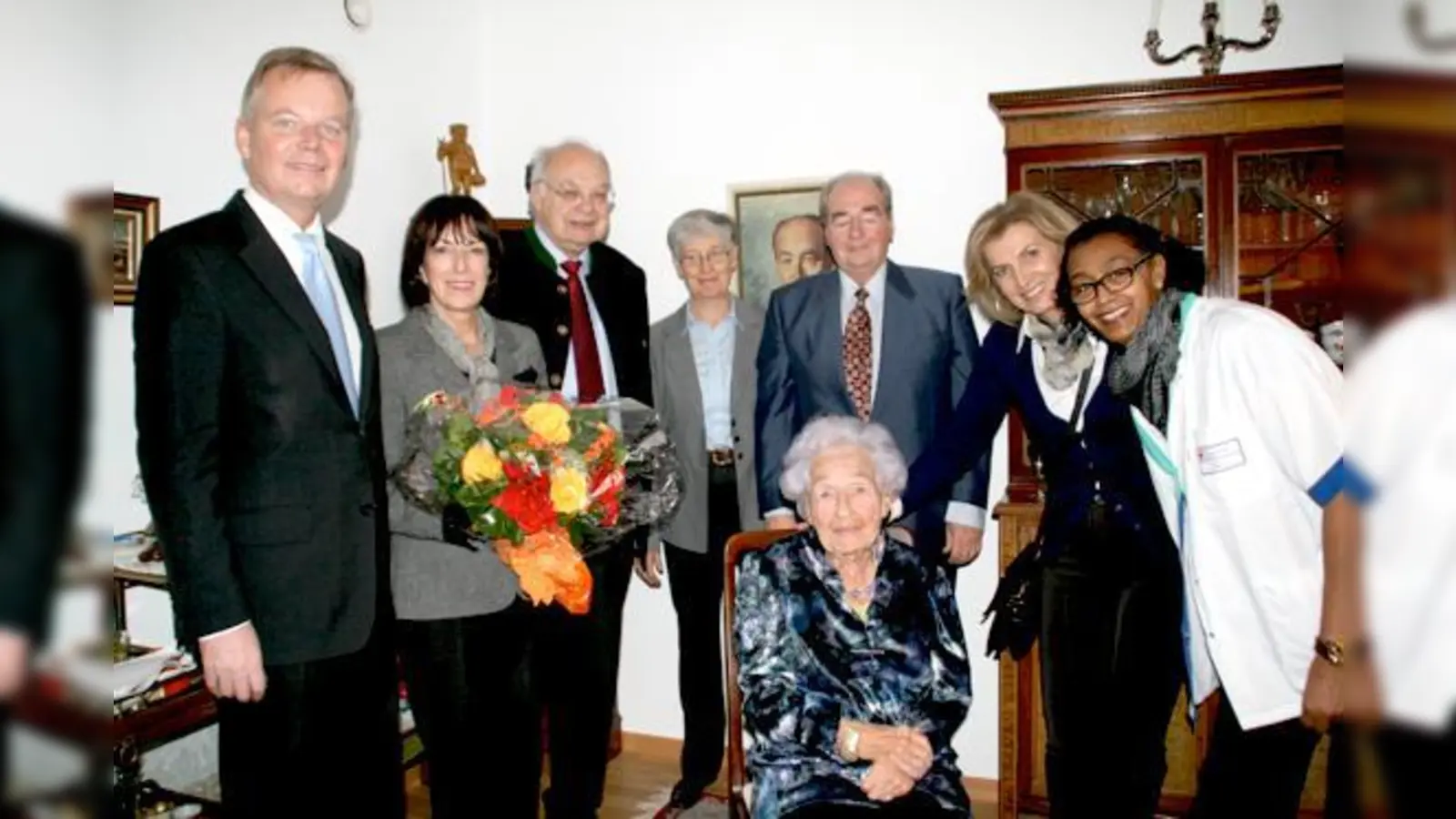 Ein Ständchen für Jubilarin Maria Pfeifer. (v. l.) Bürgermeister Jan Neusiedl, Heimleiterin Heidemarie Witt, Sohn Prof. Klausjürgen Pfeifer, Schwiegertochter Elke Pfeifer, Sohn Hans-Dieter Pfeifer, die Pflegerinnen Turkic Branka und Tarida Grimm.  (F.: hol)