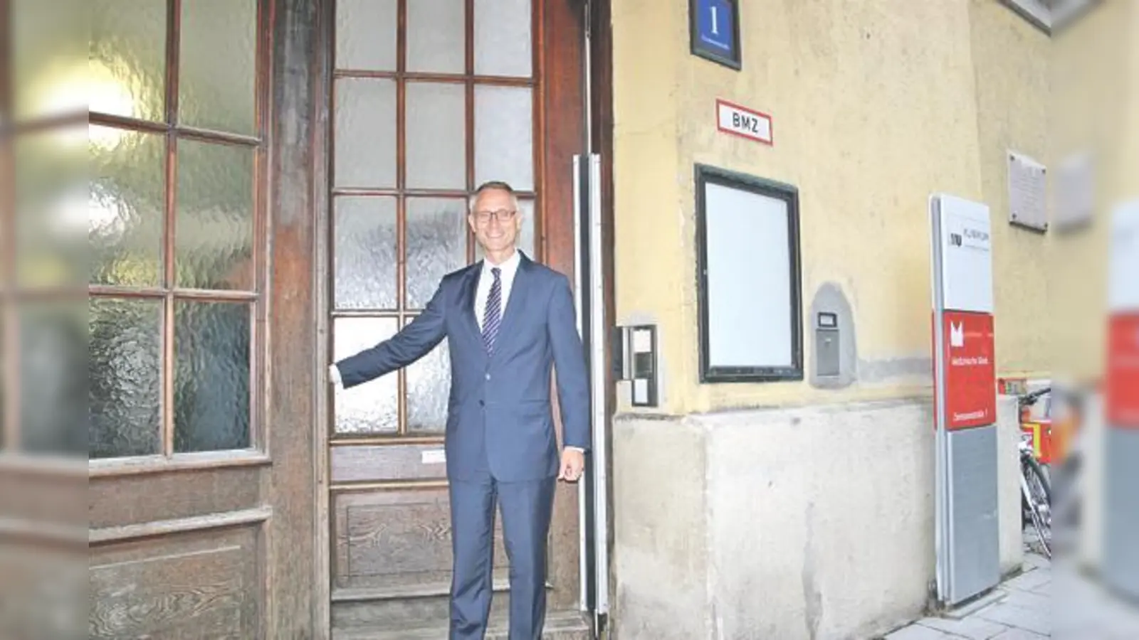 Gerd Koslowski am Eingang des alten Klinikbaus an der Ziemssenstraße: Hier soll die neue »Portalklinik« entstehen.	 (Foto: Sylvie-Sophie Schindler)