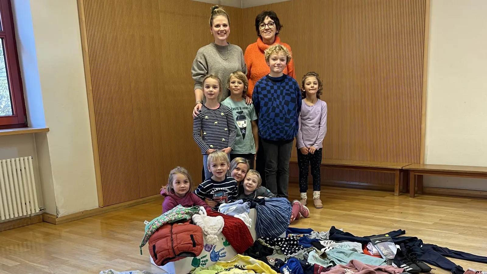 Zu St. Martin wurde in der KiTa St. Ulrich gesammelt, um zu teilen. Im Bild: Erzieherin Anna Ohmen (links) und KiTa-Leiterin Sabine Barnsteiner freuen sich über die gespendeten Kleider, die an ein Hilfsprojekt gehen. (Foto: KiTa St. Ulrich)