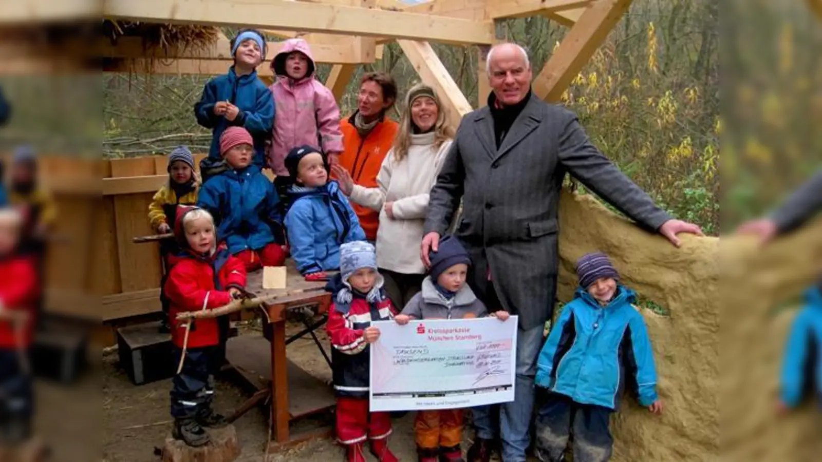 Der Vorsitzende von »Grünwald hilft«, Klaus Heun, übergab einen Spendenscheck in Höhe von 1.000 Euro an den Waldkindergarten.	 (Foto: VA)