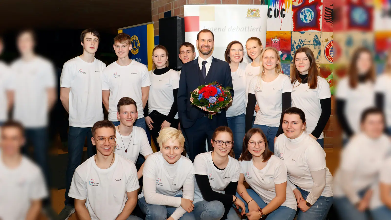 Jugend debattiert: das P-Seminar „Jugend debattiert“ des Carl-Orff-Gymnasiums (Mitte: Schulkoordinator Sebastian Streidl), das die Veranstaltung geplant, organisiert und durchgeführt hat. (Foto: VA)