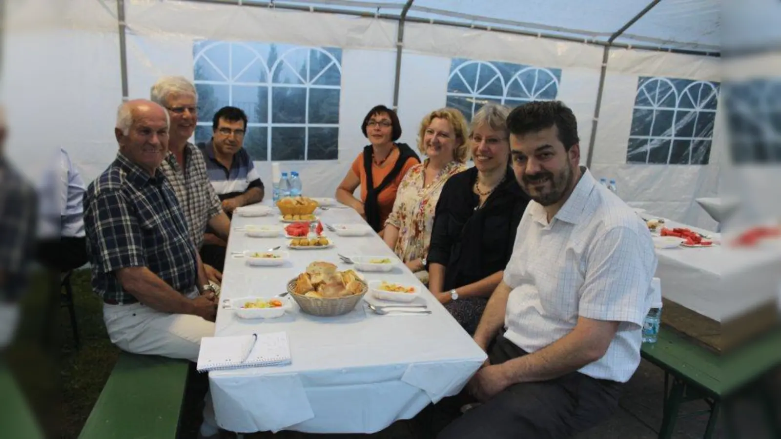 Ömer Cavusoglu, (r., Vorstand Türkisch-Islamische Gemeinde Allach e.V.) zusammen mit Eva-Maria Hagen (2.v.r.), Barbara Rauch (3.v.r.), Rita Baier (4.v.r., alle Pfarrei St. Martin Untermenzing), Mustafa Kaya (Vorstand Türkisch-Islamische Gemeinde Allach e.V.), Manfred Baier (Pfarrei St. Martin Untermenzing) und Johann Wagner (Bezirksausschuss Allach-Untermenzing) beim Fastenbrechen. (Foto: sb)