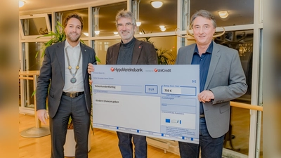 Von links nach rechts: Haars Erster Bürgermeister Andreas Bukowski sowie Peter König und Martin Metzger vom Verein d'Salmdorfer. (Foto: Gemeinde Haar)