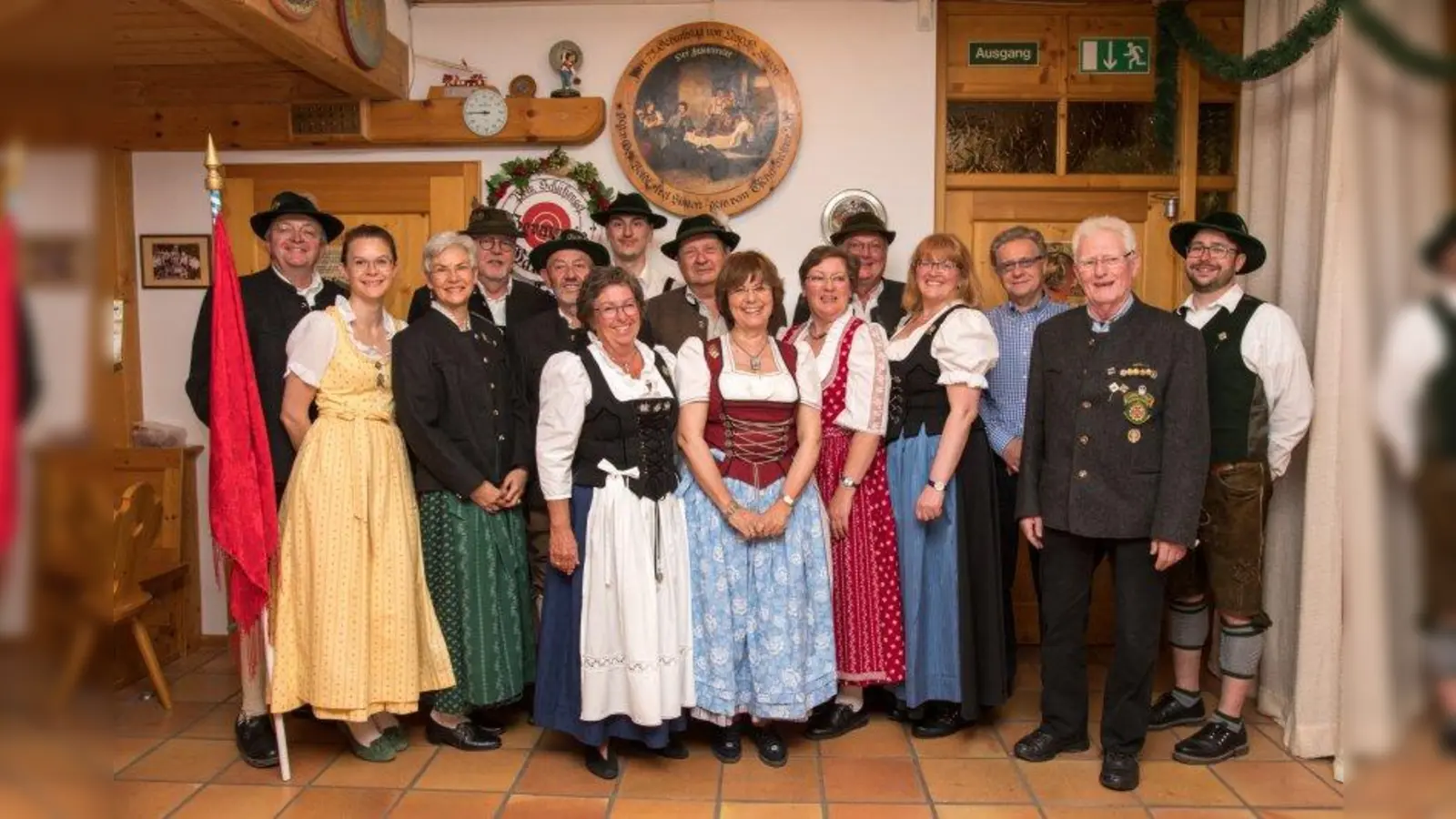 Die siegreichen Sportschützen ließen sich nach den Ehrungen noch gebührend feiern (von links): Poldi Simon, Barbara Simon-Angerbauer, Angelika Simon, Norbert Ballhorn, Rolf Reiter, Isabelle Meißner, Xaver Häring, Andreas Steet, Traudl Gschwendtner, Kerstin Steet, Axel Simon, Karin Ballhorn, Josef Sieber, Jakob Gschwendtner, Victor Angerbauer (Foto: Zimmerstutzenschützen Gauting)