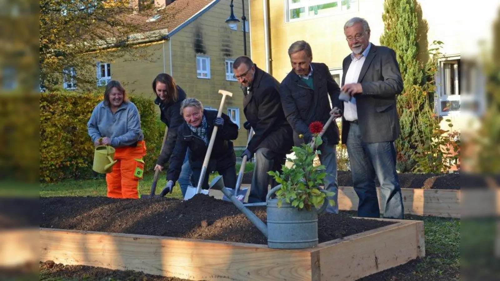 Spatenstich für ein ungewöhnliches Projekt (von links): Sylvia Schwaab (Bauhofleiterin), Kathinka Baron (Gartenpatin in der Siedlung am Grundelberg), Bürgermeisterin Susanna Tausendfreund, Herbert Mesch (Geschäftsführer der Wohnungsbaugesellschaft Pullach), Bert Eisl und Peter Kloeber (Agenda 21). (Foto: Gemeinde Pullach)