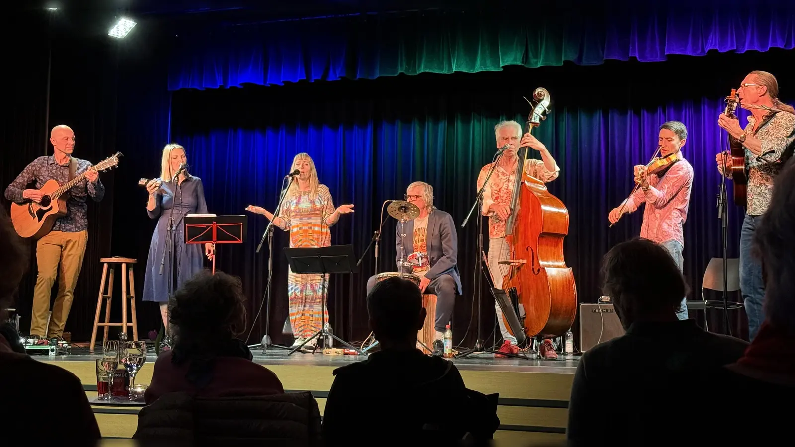 In der Rathaushalle spielten Ricardo Volkert und seine Bandmitglieder „Songs of Love and Peace”. (Foto: pst)