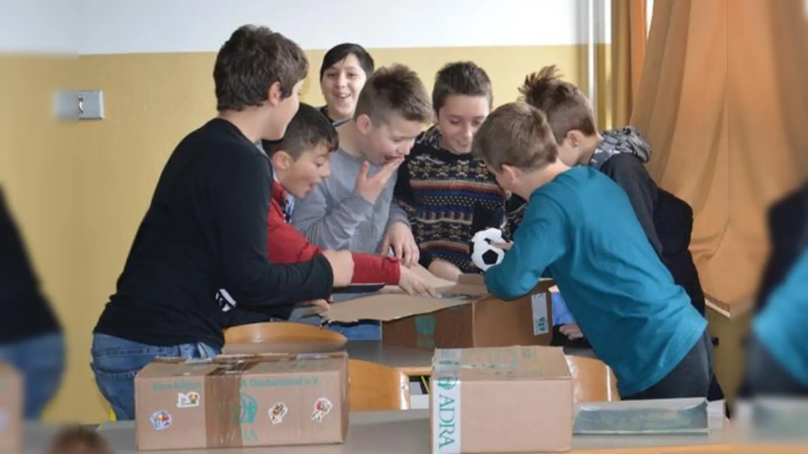 Schon mit einem kleinen Paket voll alltäglicher Dinge können Münchner Kinder Kindern in Serbien eine große Freude bereiten. Der Abgabeschluss ist am 18. November.  (Foto: ADRA)