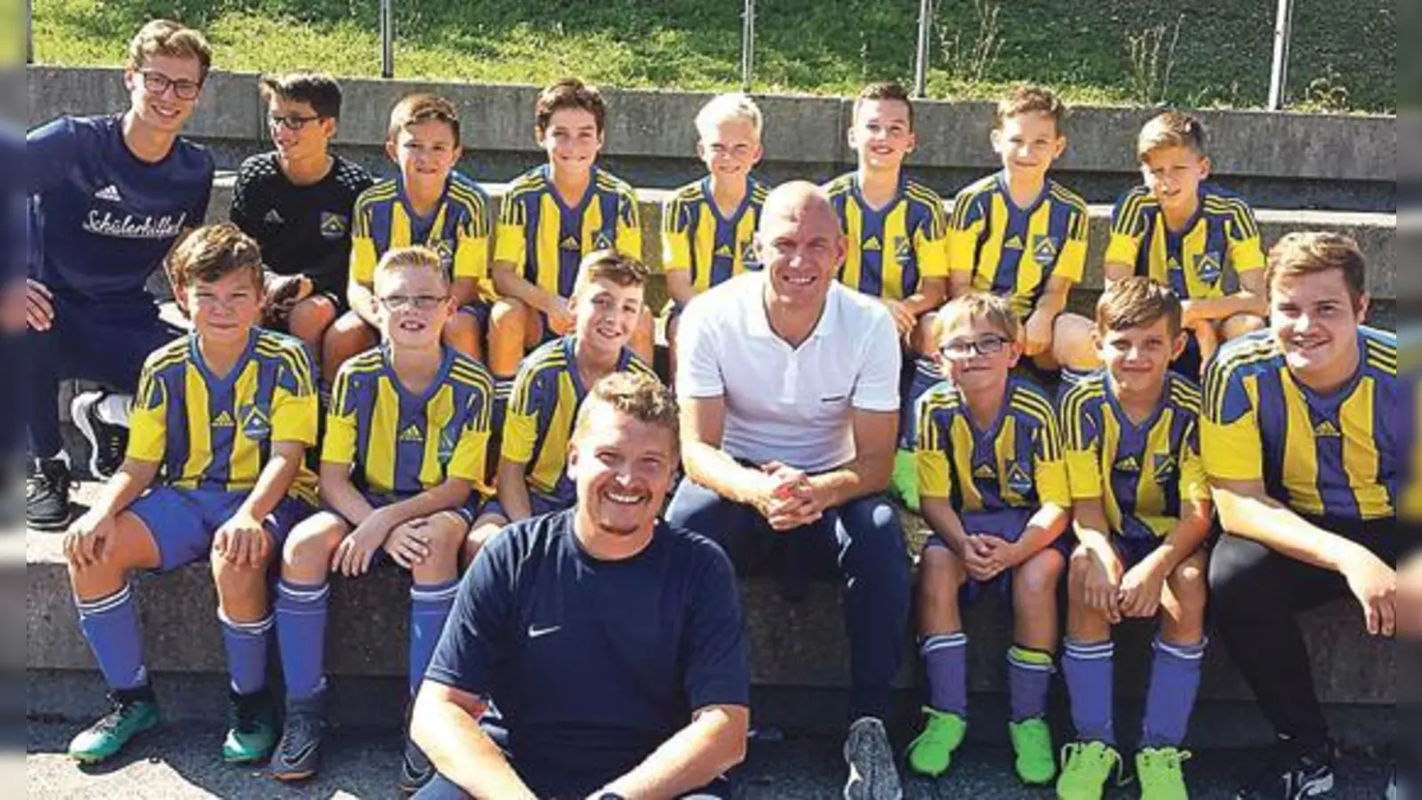 Die U 12-Junioren des TSV Poing mit Trainer Stefan Eittinger (vorne) und Arjen Robben. 	 (Foto: TSV Poing)