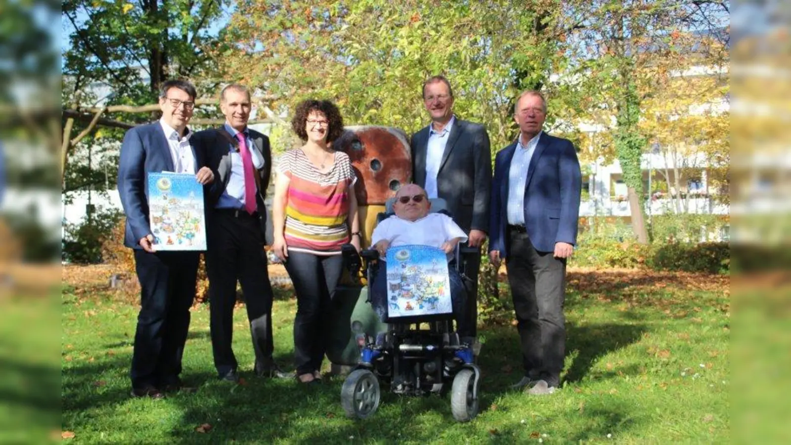 Sie präsentierten stolz den Adventskalender 2017, v.l.: Stefan Hetsch (Lions Club), Dr. Michael Sigmund (Lions Club), Helen Hoff (Lesezeichen), Oberbürgermeister Andreas Haas, Herbert Sedlmeier (Gemeinderat) und Michael von Unruh (Lions Club). (Foto: Huss-Weber)