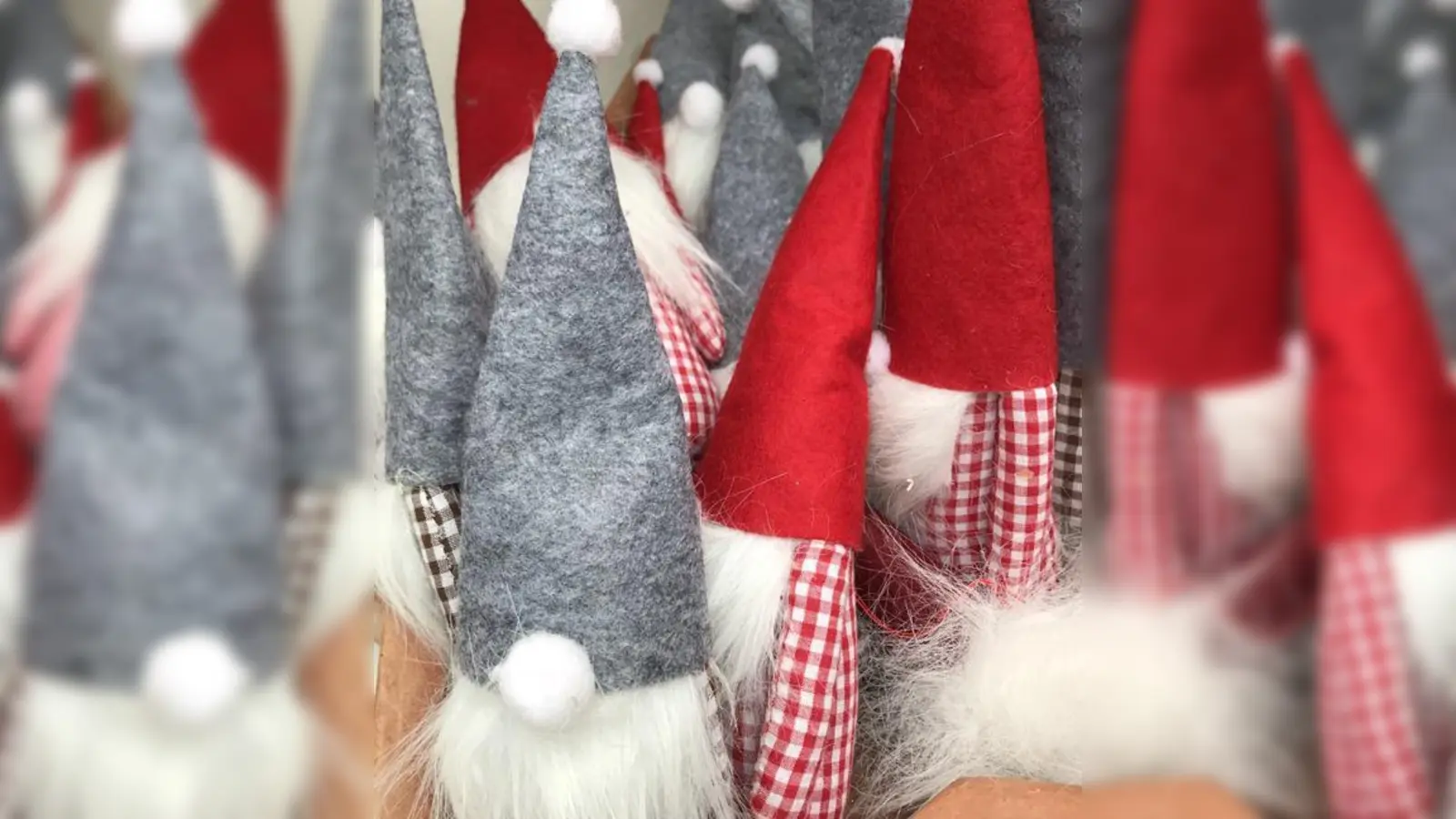 Viele kleine, liebevolle Geschenkideen erwarteten die Besucher des stimmungsvollen Adventsbasars im Harlachinger Krankenhaus.  (Foto: VA)