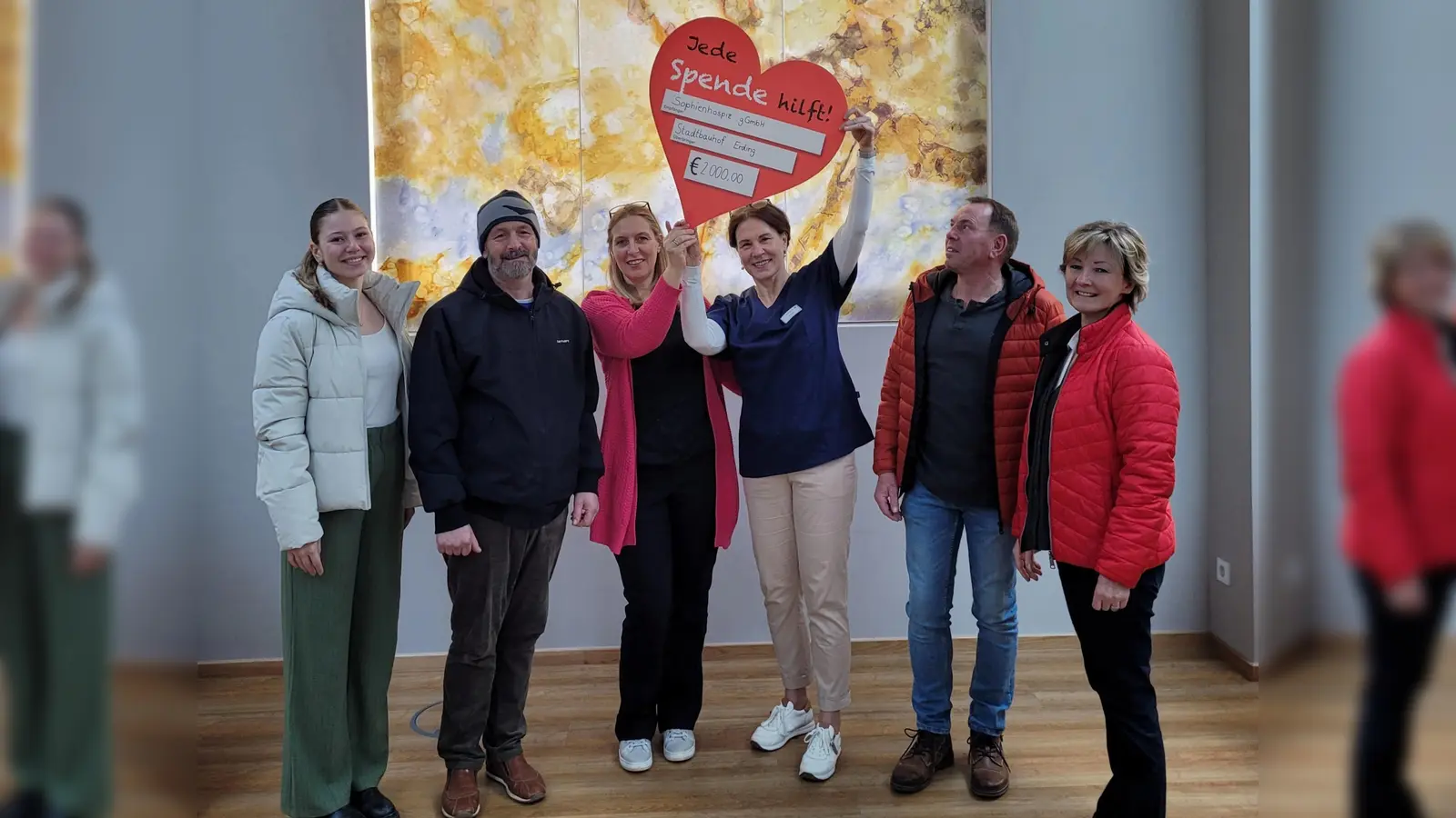 Große Freude herrschte im Hospiz über die stattliche Spende des städtischen Bauhofs. (Foto: Stadt Erding)
