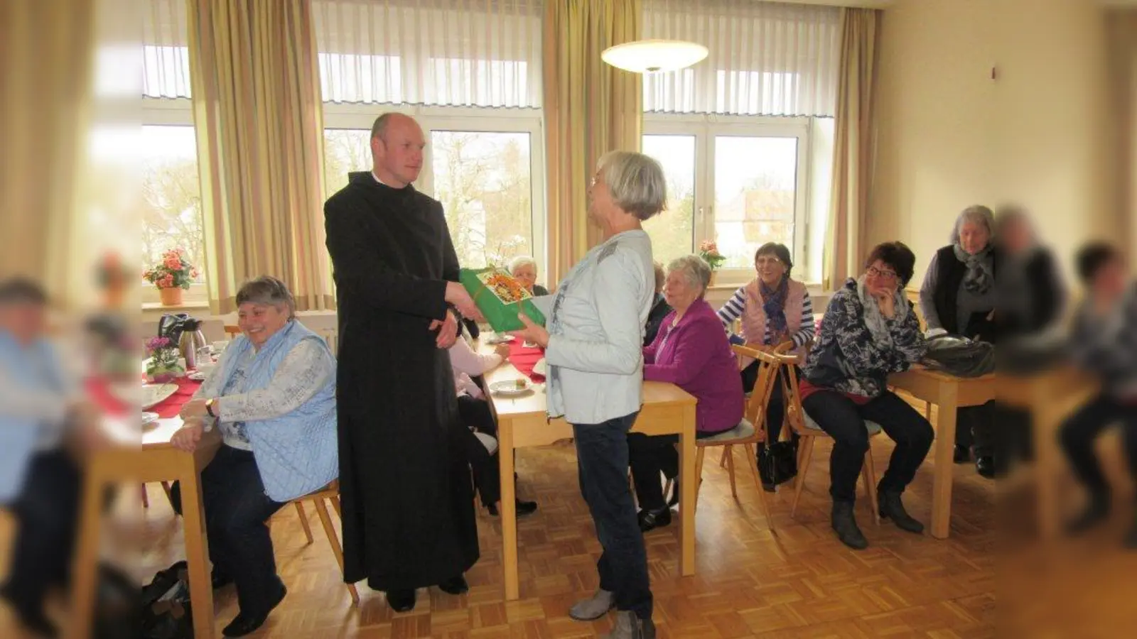 Ein Dankeschön für Pater Tasslio von Heidi Ehle im Namen der katholischen Frauen für den schönen Tag. (Foto: Katholischer Frauenbund)