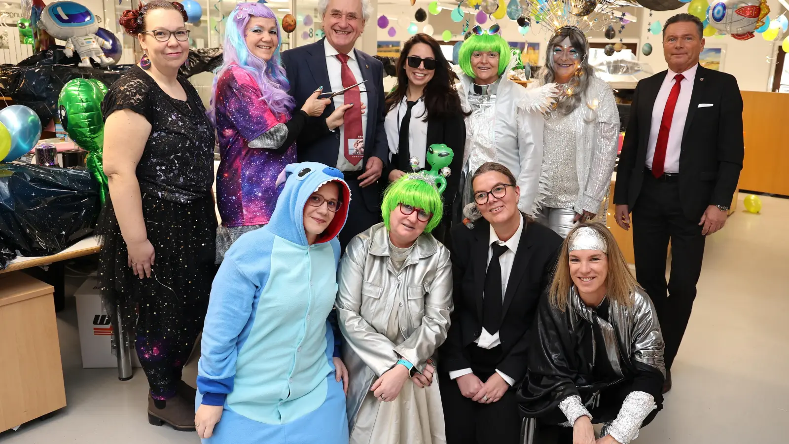 Unsinniger Donnerstag: Die Krawatte von Landrat Helmut Petz fiel den Damen der Kfz-Zulassungsstelle zum Opfer. (Foto: LRA Freising)