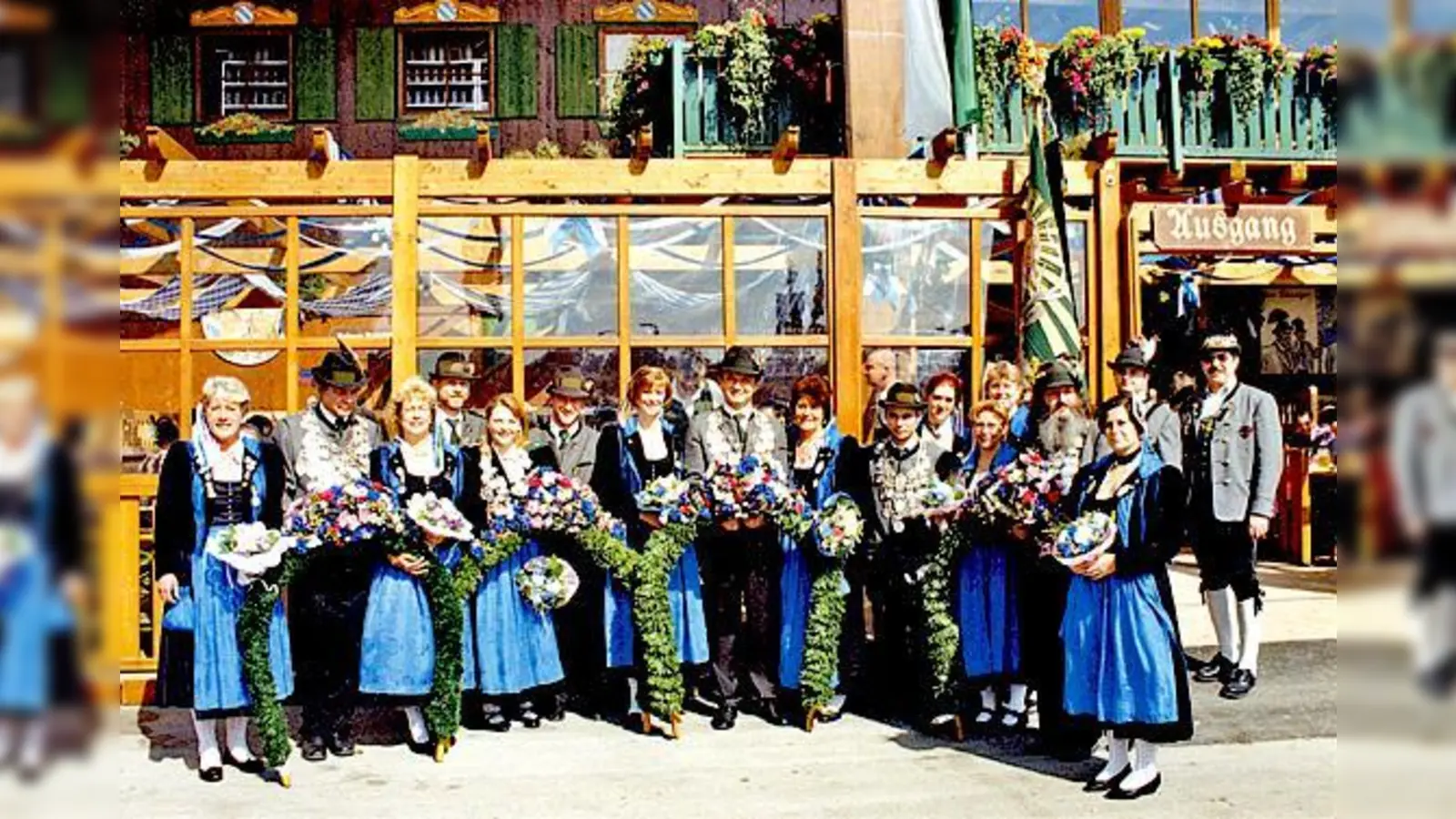 Die Moosacher Schützen  standesgemäß vor dem Schützenzelt.	 (Foto: Privat)