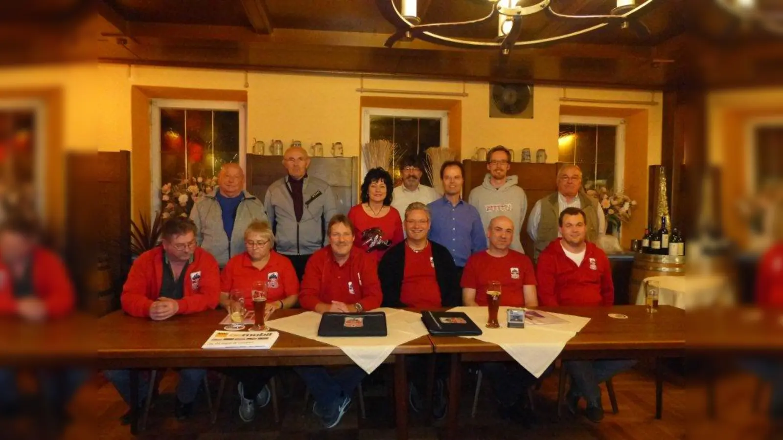 Der Vorstand des MC Weilheim: Josef Kern, Jutta Steinhoff, Michael Steinhoff, Peter Hößle, Klaus Hubl, Sebastian Loris (vorne von links), Anton Rohrmoser, Helmut Röder, Helga Hößle, Jörg Rösch, Oliver Rauprich, Thorsten Perlik und Hermann Kress (hinten von links). (Foto: MC Weilheim)