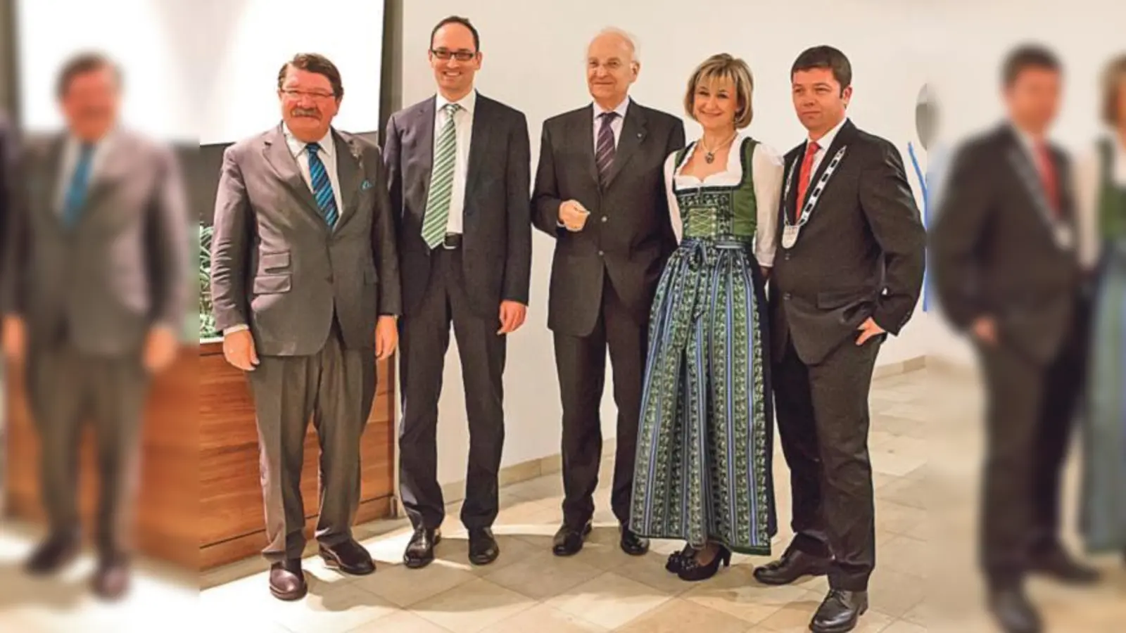 Landrat Hansjörg Christmann, der Abgeordnete Bernhard Seidenath, Gastredner Edmund Stoiber, Zweite Bürgermeisterin Claudia Kops und Bürgermeister Peter Felbermeier in Haimhausen.  (Foto: VA)
