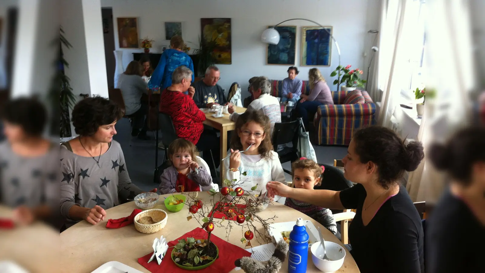 Im Familienzentrum Trudering essen alle Generationen in gemütlicher Runde gemeinsam. (Foto: VA)