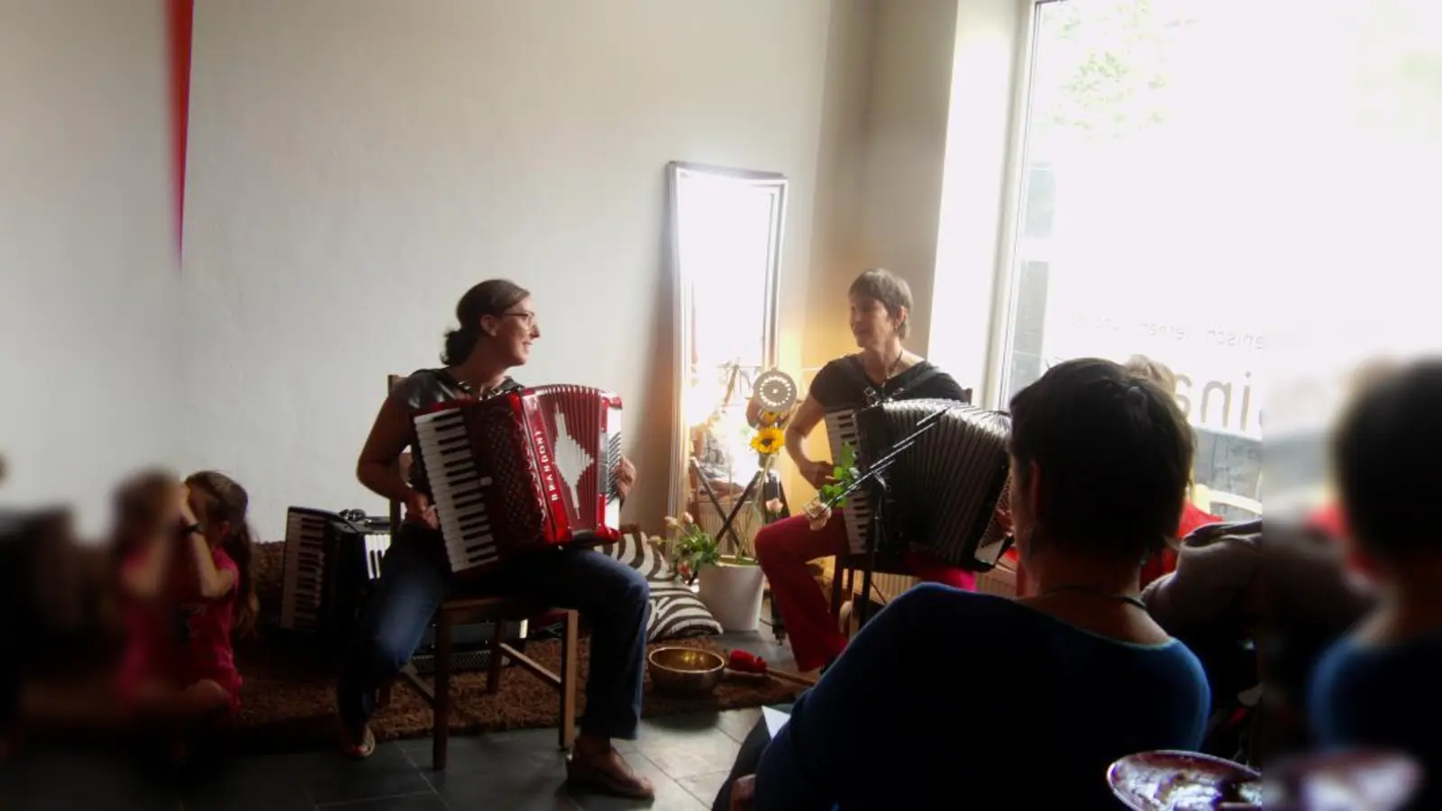 Ein Mal im Monat lädt Barbara Wolf zum Sonntags-Akkordeonbrunch ein. (Foto: pi)