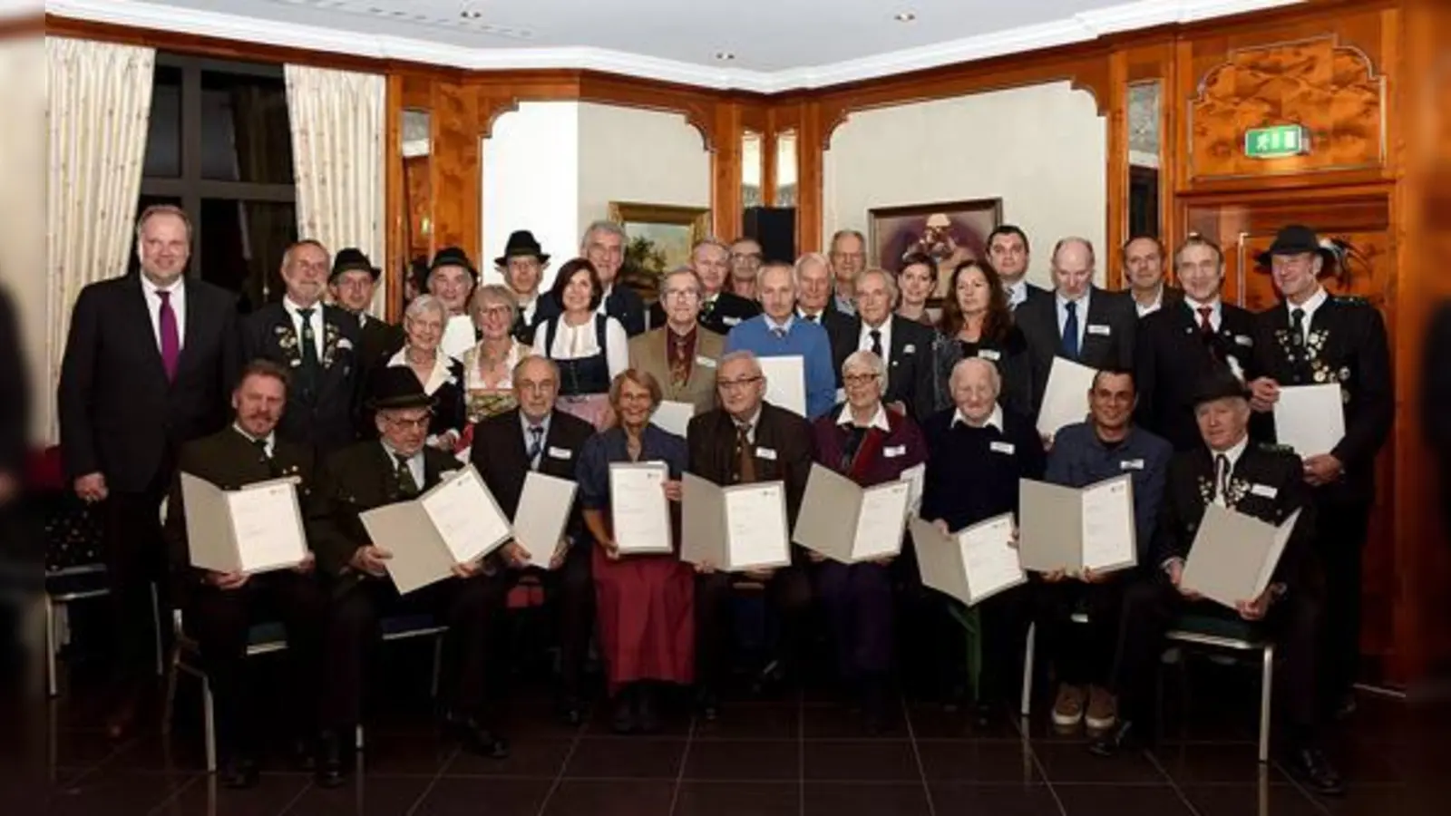 40 Bürgerinnen und Bürger des Landkreises München wurden für ihr langjähriges ehrenamtliches Engagement in den Sport- und Schützenvereinen ausgezeichnet. 31 davon nahmen ihre Ehrung persönlich von Landrat Christoph Göbel (l.) entgegen.  (Foto: Landratsamt Mü.)