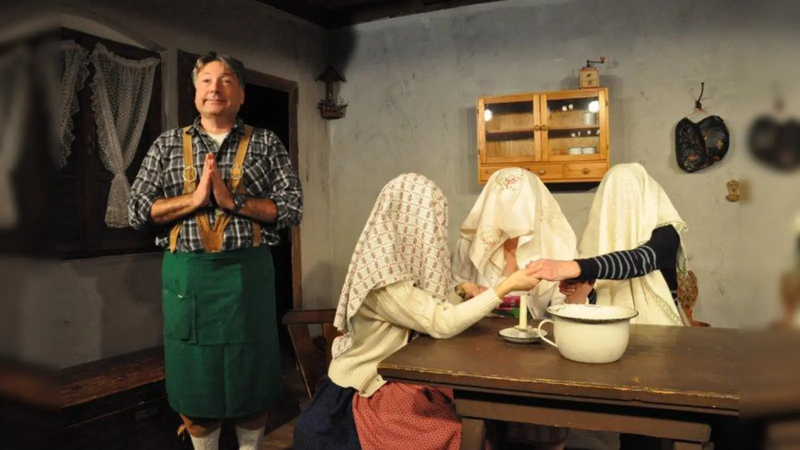 Bei der „Geisterbeschwörung” (von links): Stefan Bartl, Nadine Schmid-Stoßberger, Carina Loibl und Sonja Bahner. (Foto: Volkstheater Lampenfieber)