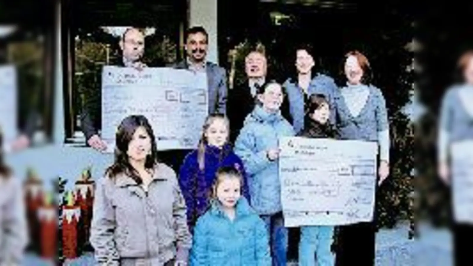 (v.v. l.) Gina, Jasmin, Yvonne, Jo-Anne, Stephanie, (h. v. l.) Karl Baumgartner, Wagner, Christian Achmüller, Sabine Kotrel-Vogel und Andrea Schwarz-Hadzic bei der EADS-Scheckübergabe. (Foto: Privat)