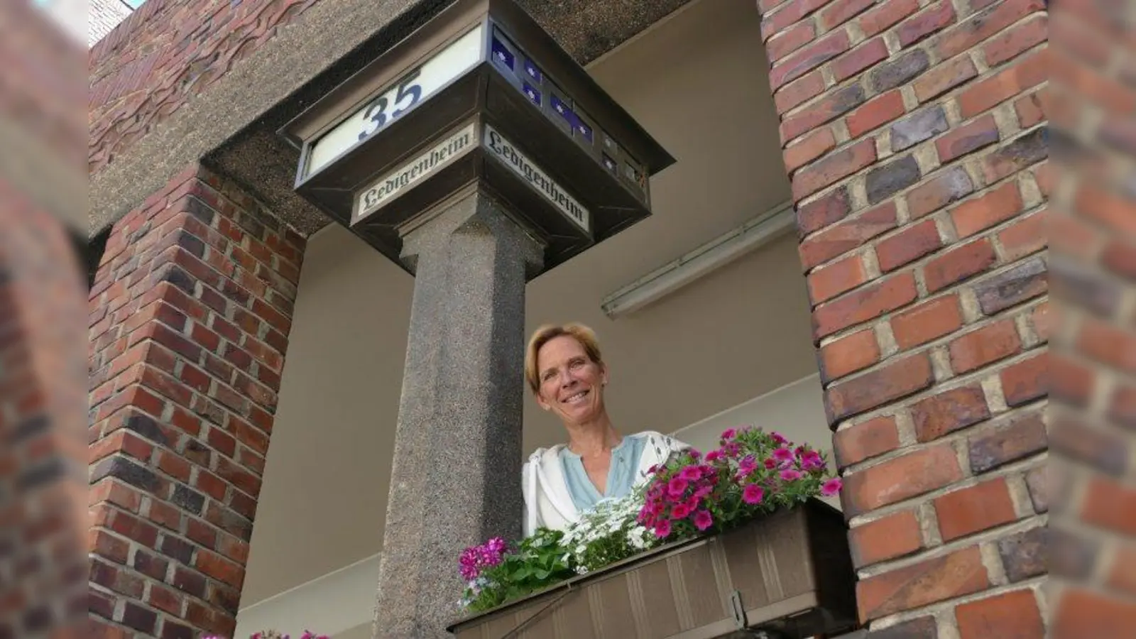 Claudia Bethcke leitet seit sieben Jahren das Ledigenheim an der Bergmannstraße 35. Es wurde 1927 eröffnet. (Foto: ds)