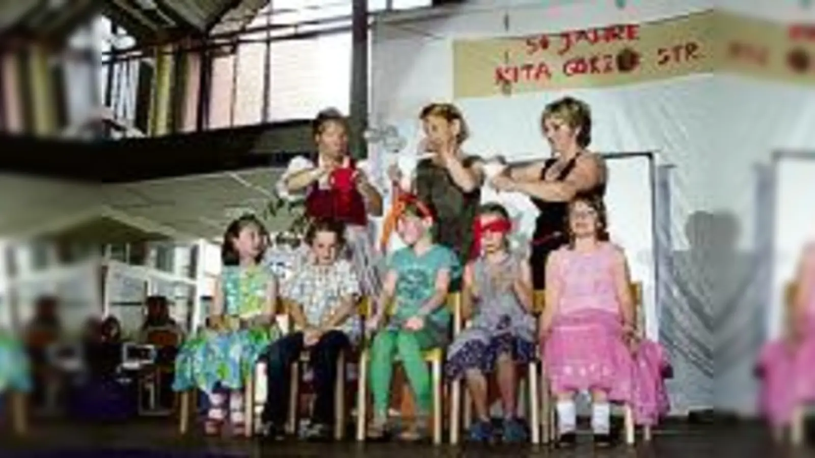 Mit einem amüsanten Theaterstück blickten Erzieherinnen und Kinder auf 50 Jahre Entwicklungsgeschichte der Pädagogik  zurück.	 (Foto: Föll)