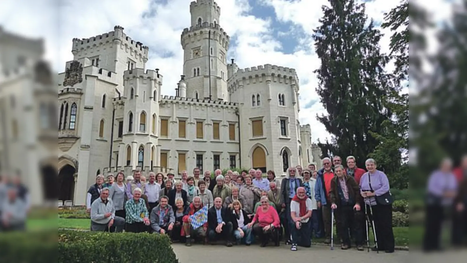 Die 49 Teilnehmer der SKK-Böhmen-Reise vor dem Märchenschloss »Hluboka nad Vitavou« in Frauenberg.	 (Foto: VA)